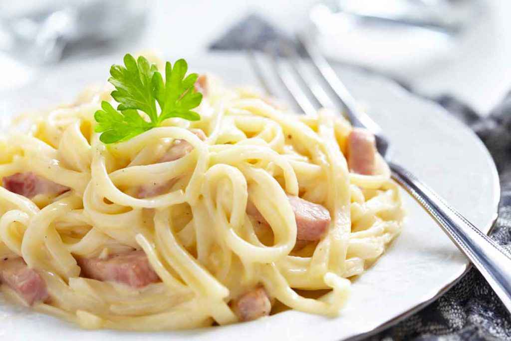 Linguine alla carbonara con panna e pancetta