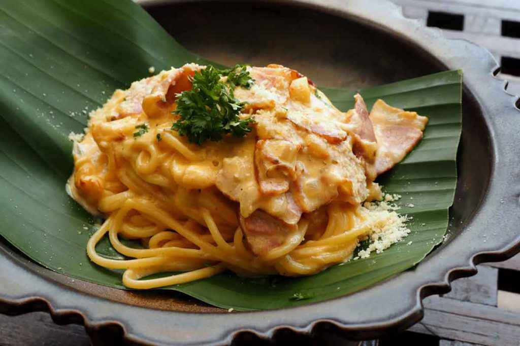 Spaghetti alla carbonara con uovo cremoso