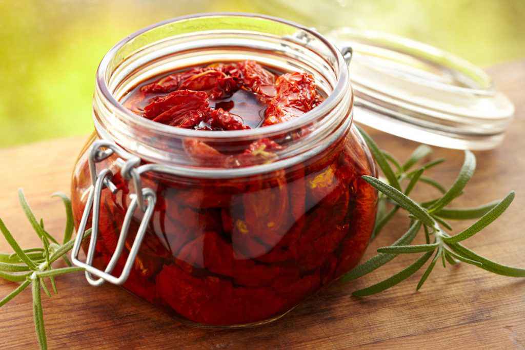 Barattolo di vetro con pomodori secchi sottolio