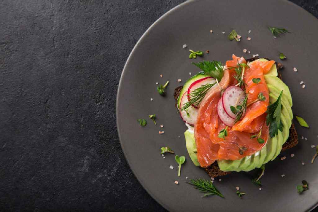 carpaccio di salmone con avocado