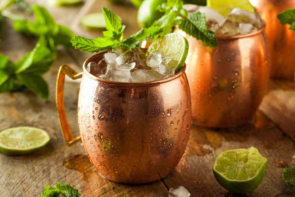 Boccale di rame con moscow mule, long drink