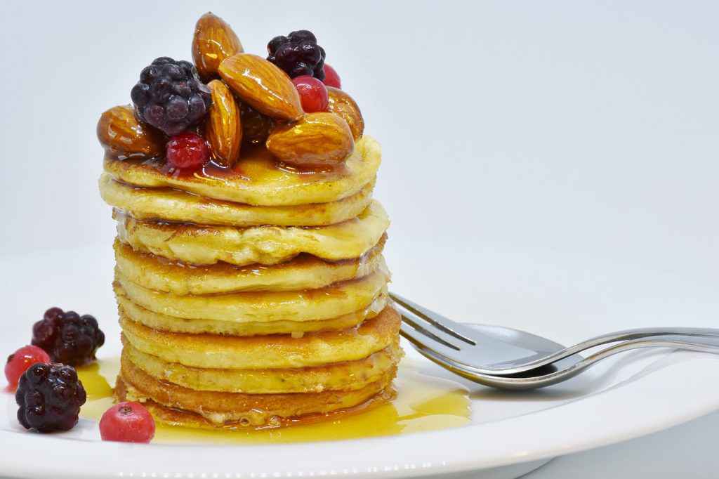 pancake ricetta base con sciroppo di acero e frutta