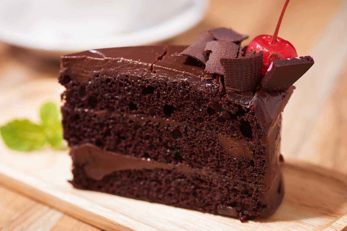 Fetta di torta al cioccolato fondente