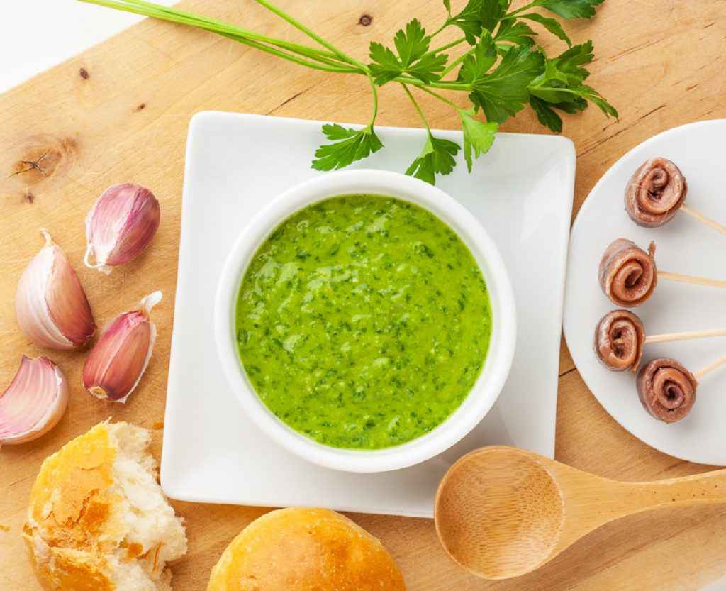 salsa verde con aglio, capperi e acciughe