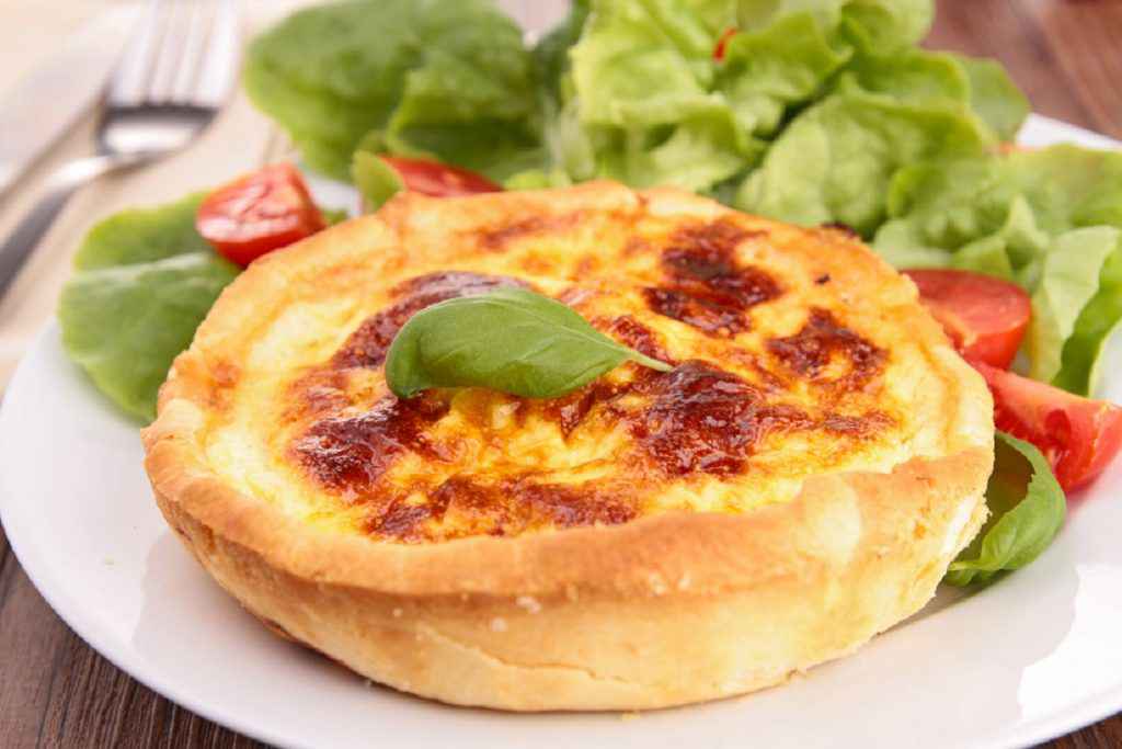 Torte salate vegetariane: 15 ricette facili e gustose  --- (Fonte immagine: https://www.buttalapasta.it/wp-content/uploads/sites/3/2020/12/torte-salate-vegetariane-con-formaggi-1024x683.jpg)