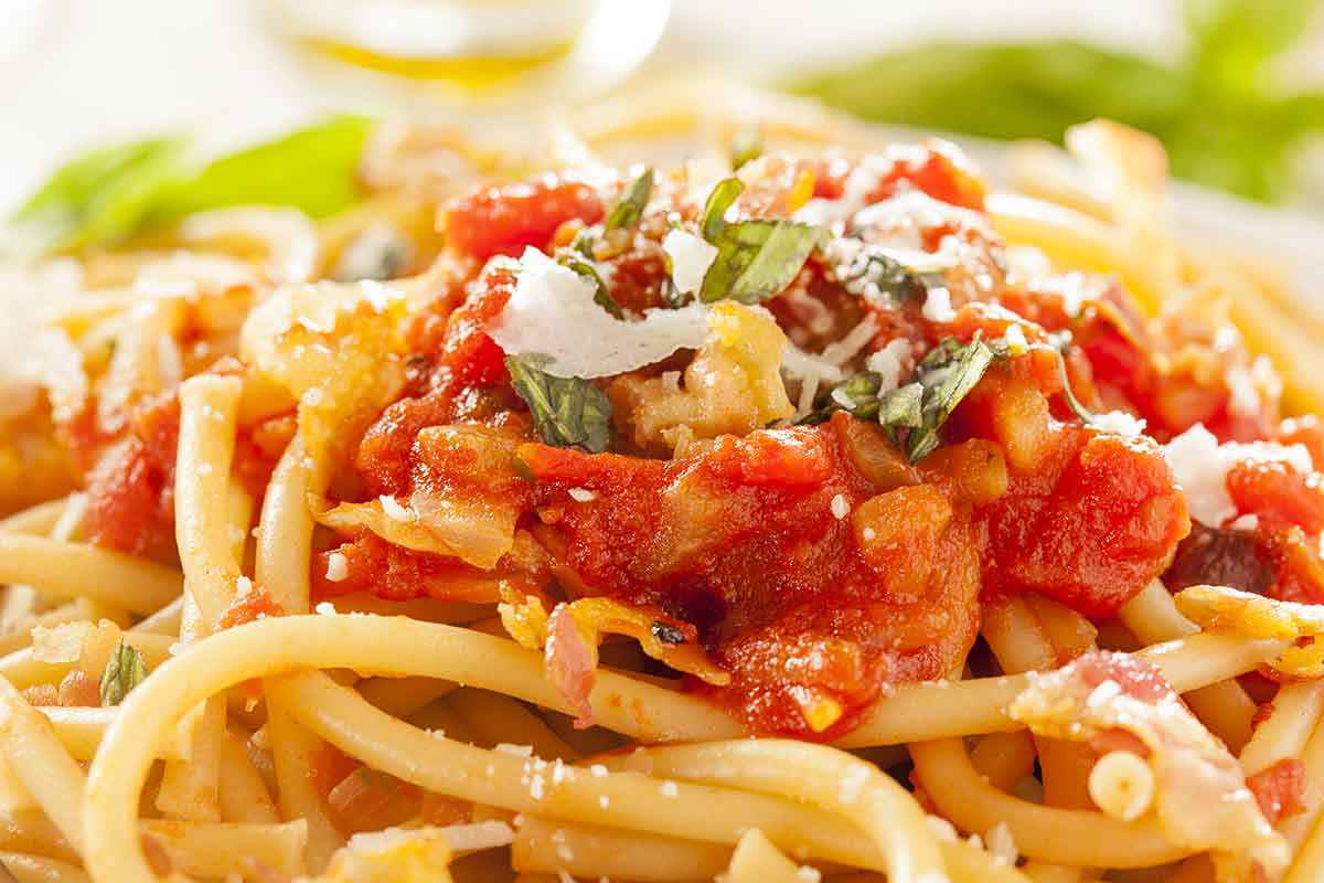Piatto di bucatini al pomodoro