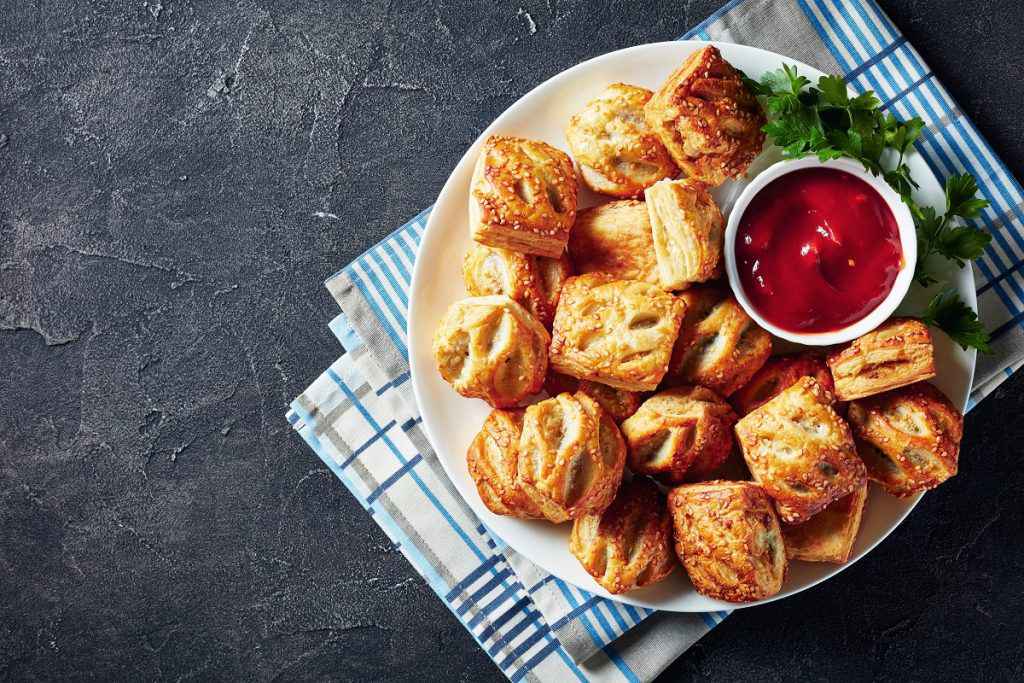 rustici ripieni di carne con salsa rossa