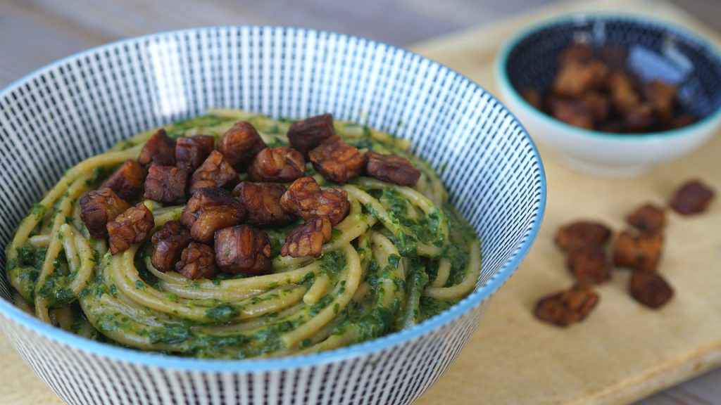 tempeh in salsa di soia con spaghetti al pesto