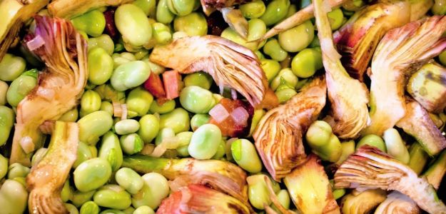 Carciofi marinati con pecorino e fave