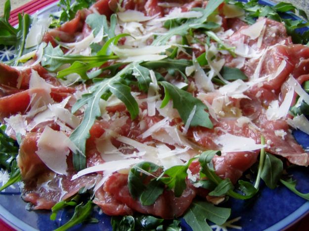 Carpaccio di manzo con rucola e grana