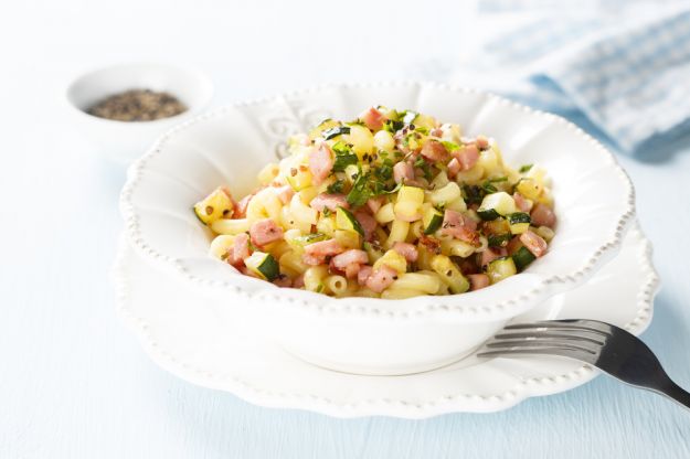 Pasta fredda con zucchine e speck