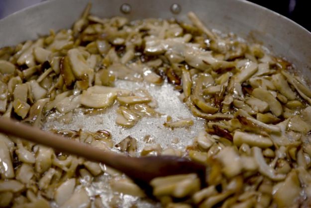 Funghi trifolati in padella