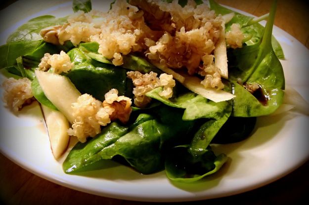 Insalata di quinoa, patate dolci, cavolo e mirtilli