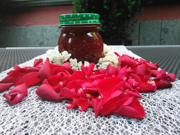 Marmellata con petali di rose e fragole
