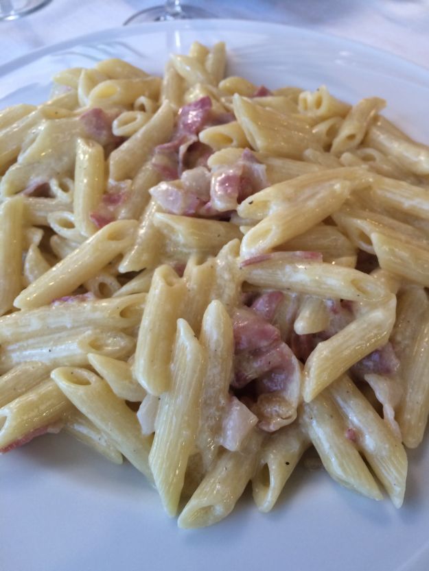 Pasta alla carbonara con panna