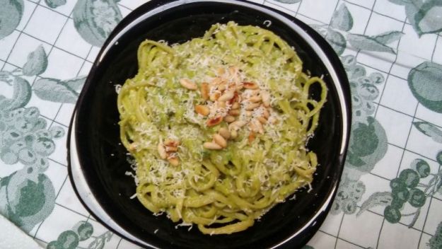 Pasta col pesto di avocado