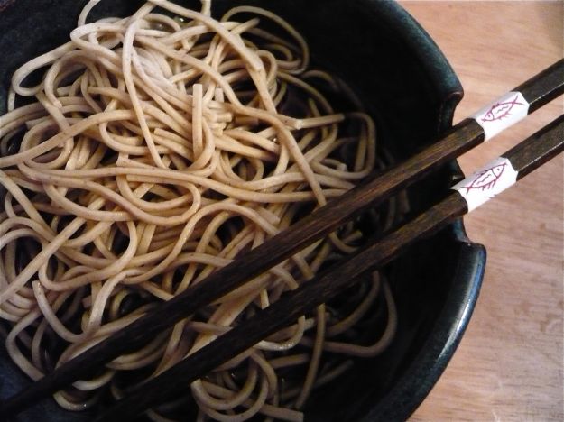 Spaghetti di riso con radicchio e speck