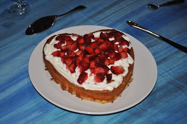 Torta a cuore con le fragole