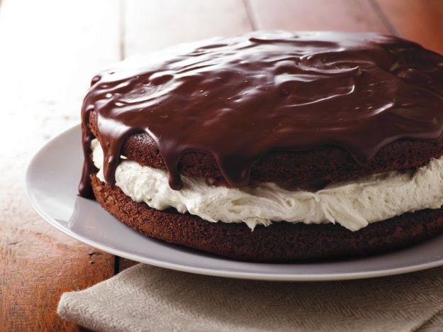 Torta delice al cioccolato farcita con panna e nutella