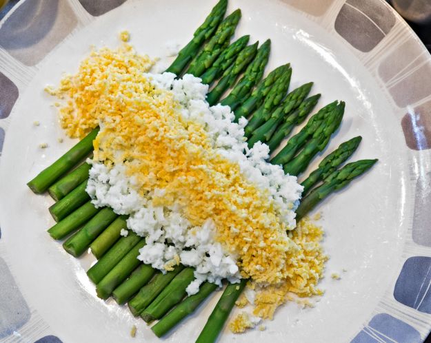 asparagi con salsa mimosa