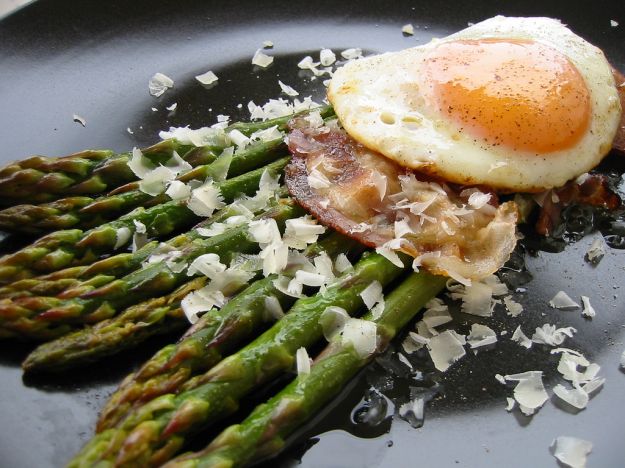 Asparagi con uova e pancetta