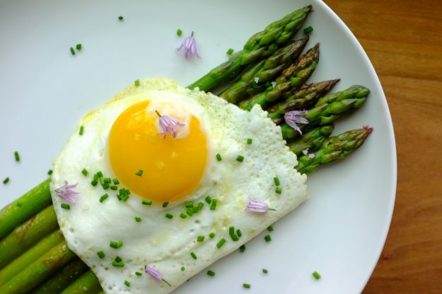 asparagi uova