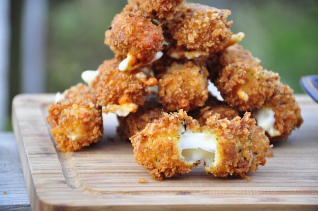 bocconcini di mozzarella impanati e fritti