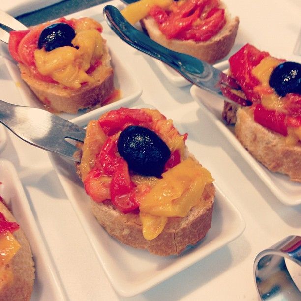 Bruschette con peperoni arrosto e olive
