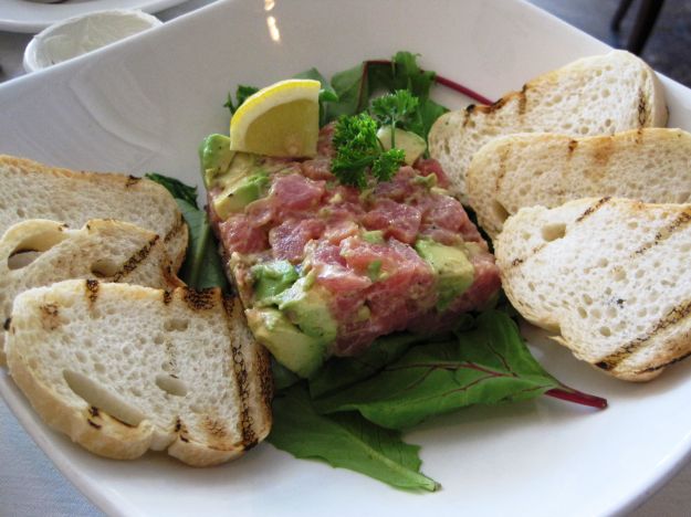 Bruschette di tonno marinato e avocado