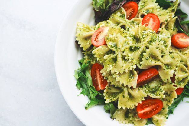 Pasta fredda con pomodorini, pesto e mozzarella