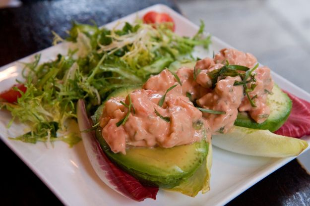 coppette di avocado con gamberetti