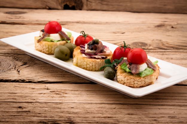 Crostini con acciughe, capperi e pomodorini
