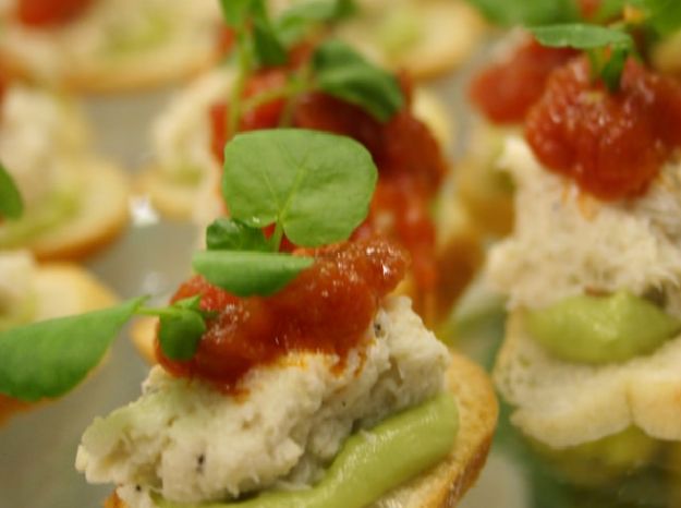 Crostini all’avocado e acciughe