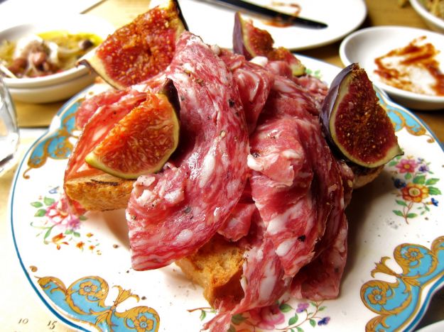 crostini con salame e fichi