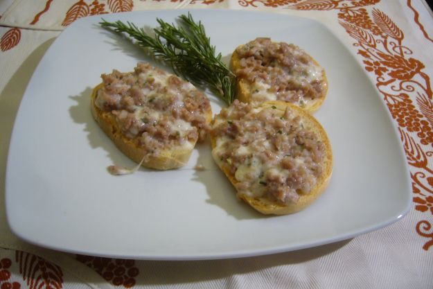Crostini caldi con salsiccia e stracchino