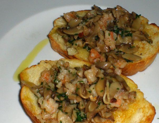 Crostoni con gamberetti funghi e noci