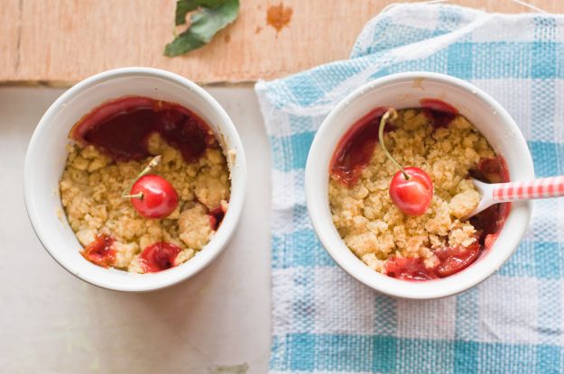 crumble di ciliegie e pistacchi