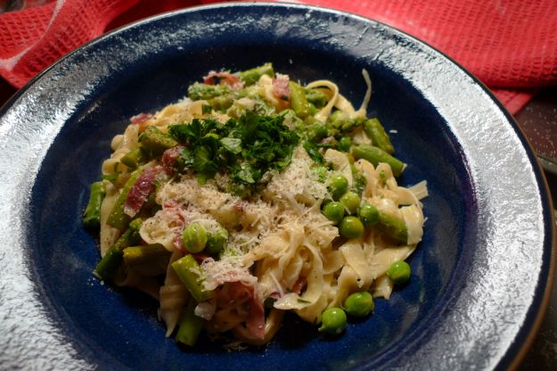 Fettuccine con asparagi, piselli e pancetta