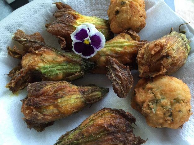 Fiori di zucca ripieni di ricotta al forno