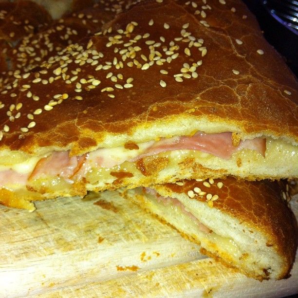 Focaccia ripiena di prosciutto e mozzarella