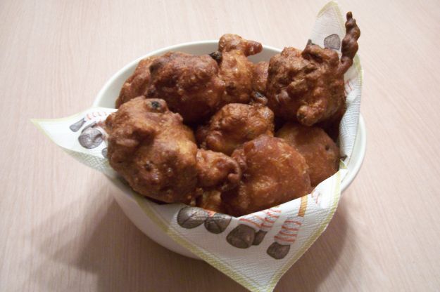 Frittelle di mele, pistacchi e uvetta