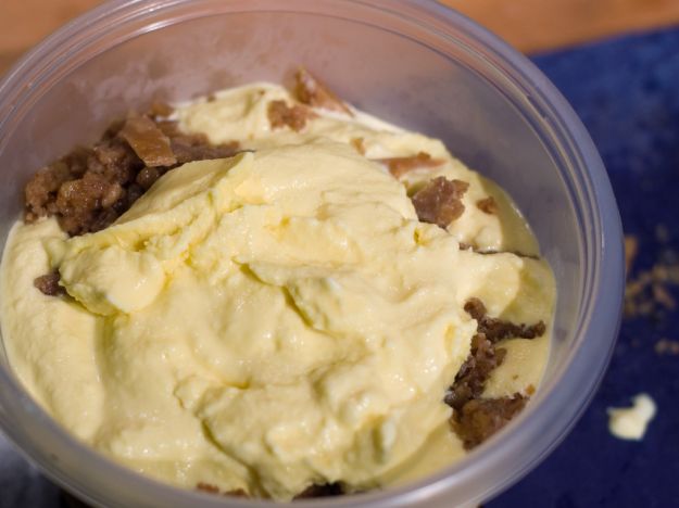 gelato allo zafferano con caramello