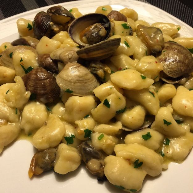 gnocchi con vongole e pomodori