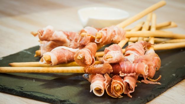 Grissini con mousse di tonno e prosciutto