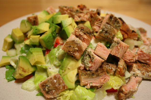 Insalata con avocado e salmone