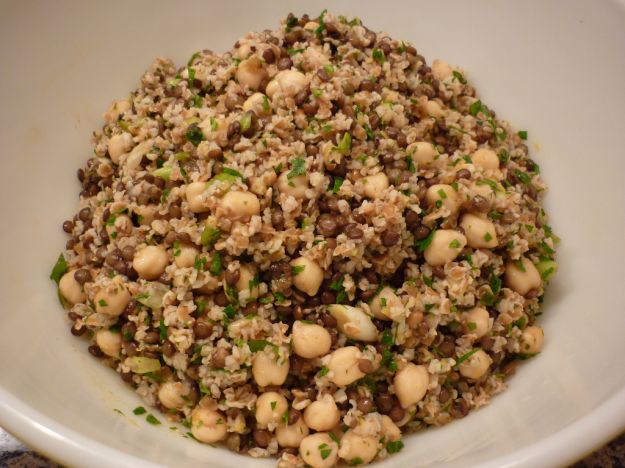 Insalata di bulgur, ceci e lenticchie
