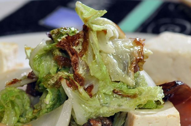 Insalata di cavolo e tofu speziato con salsa di arachidi