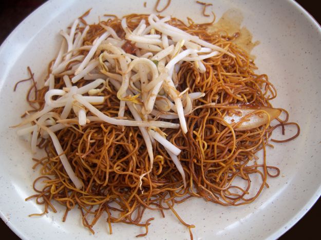insalata di noodles con germogli di soia e curry