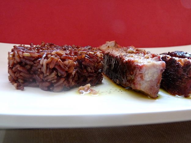 Insalata di pesce e riso rosso