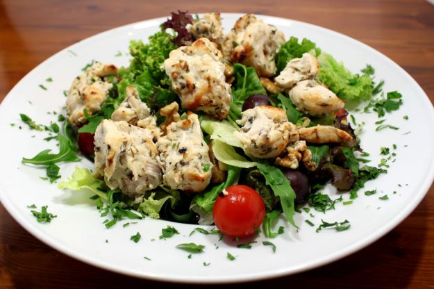 Insalata di pollo, uva e noci